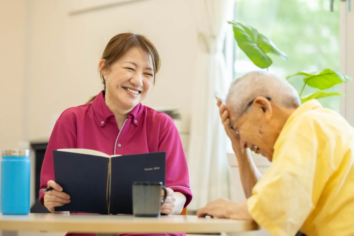 ご利用者と談笑するスタッフ